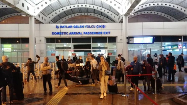 İstanbul’dan gelen uçak Antalya’ya inemeyince Denizli’ye indi