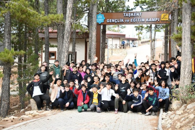 Lise Medeniyet Akademisi gençleri Taşkent kampında