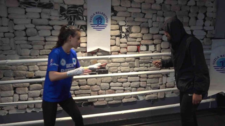 Tuzlalı kadınlar, Tuzla Belediyesi’nin kurslarında kick boks öğreniyor