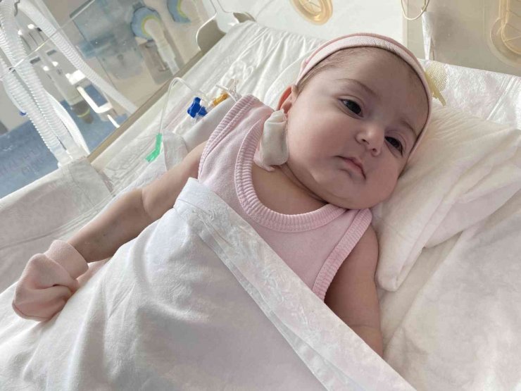 2 aylık Ecrin bebeğe hayat veren “kalp” ameliyatı