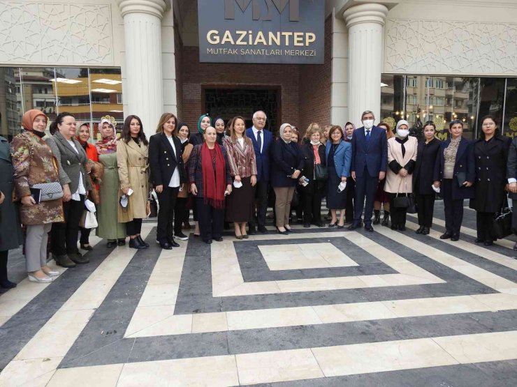 AK Parti Kadın Kolları yönetimi Gaziantep’te kadınlarla bir araya geldi