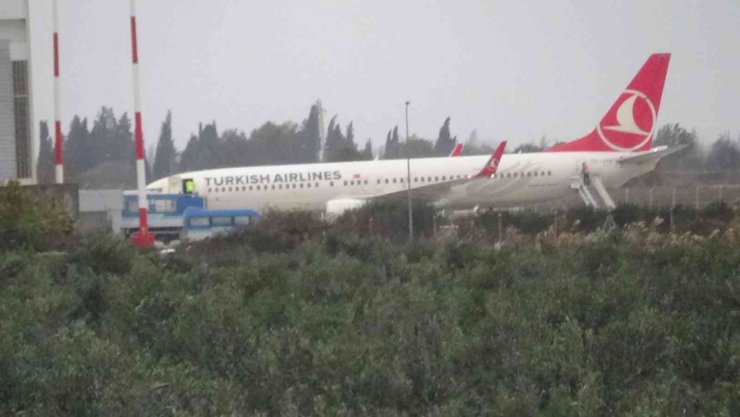 Lodos sebebiyle Diyarbakır-İstanbul seferini yapan THY’ye ait uçak Edremit’e yönlendirildi