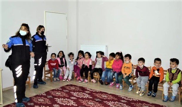 Erzincan’da polisten çocuklara broşürlü bilgilendirme