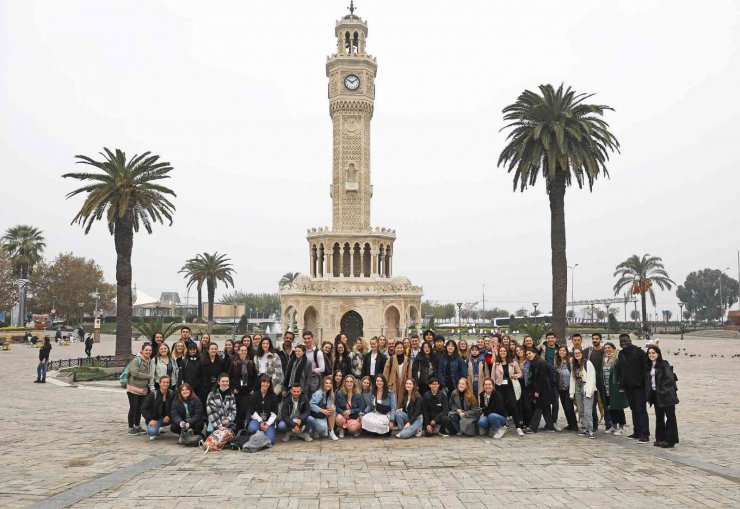 Uluslararası öğrenciler İzmir’in lezzetleriyle hem eğlendi hem öğrendi