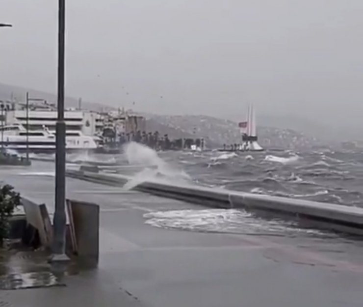 İzmir’de deniz taştı: O anlar böyle görüntülendi