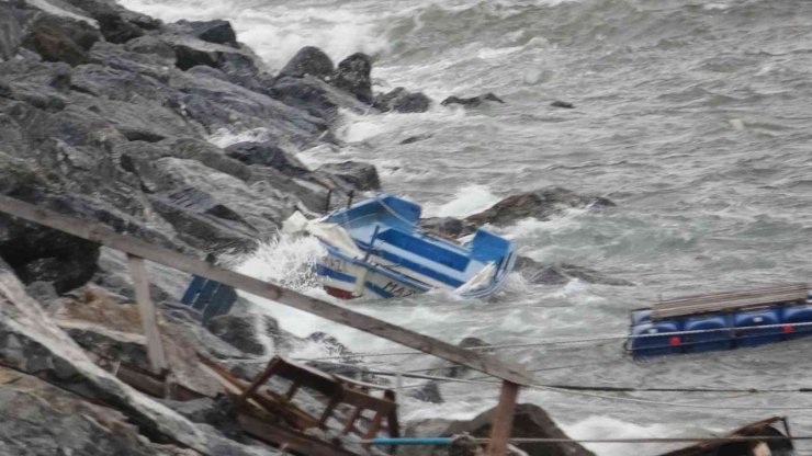 Şiddetli Lodos nedeniyle Pendik’te 2 balıkçı teknesi battı