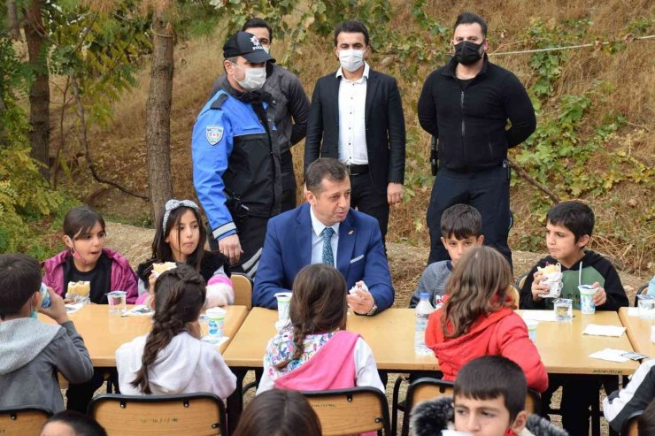 Cizre’de öğrenciler önce polis araçlarını tanıdı sonra polislerle piknik yaptı