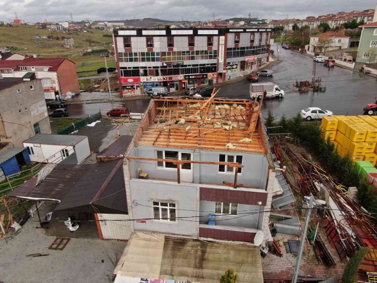 Arnavutköy’de lodosta çatısı uçan evler drone ile görüntülendi