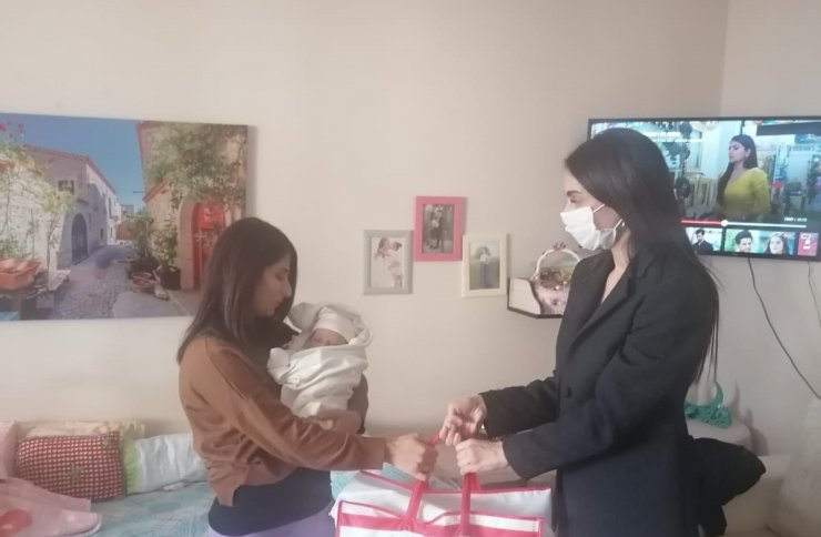 Arsuz’da "Hoş geldin bebek" paketi dağıtımı başladı