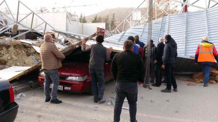 Yozgat’ta fırtına nedeniyle kopan çatı parçaları iki araca zarar verdi