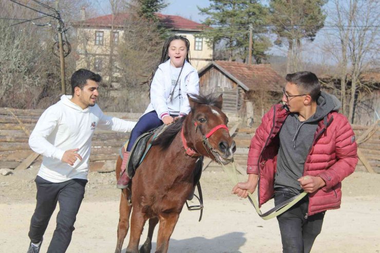 Özel gereksinimli çocuklar, atlı terapiyle tekrar hayata tutundu