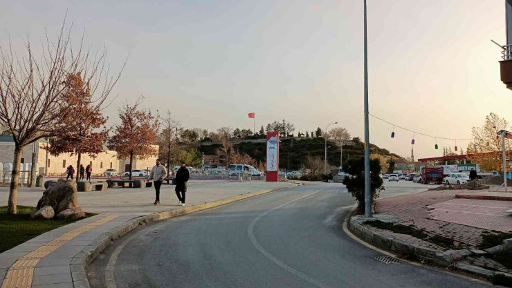 Rüzgardan yırtılmaması için Kalehöyükteki Türk Bayrağı kaldırıldı