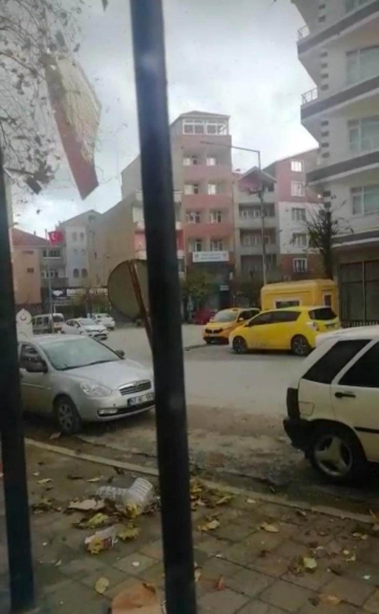 Sinop’ta fırtına: Evlerin çatısı uçtu