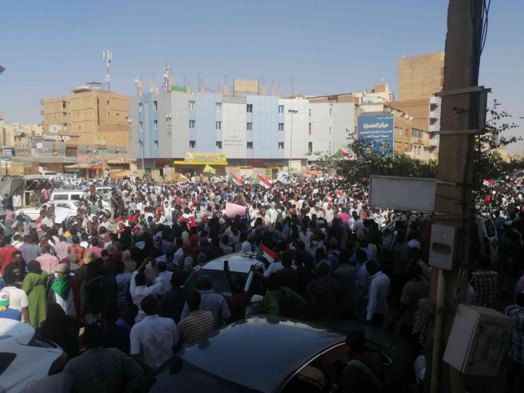Sudan’da binlerce kişi askeri yönetime karşı yürüdü