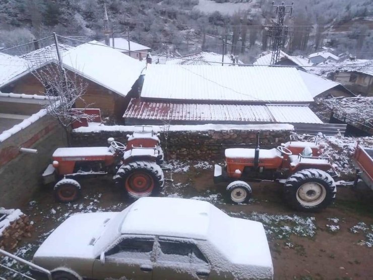 Hisarcık’ın iki köyüne mevsimin ilk karı yağdı