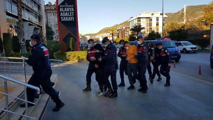 Alanya’da torbacılara jandarmadan şafak operasyonu: 15 gözaltı