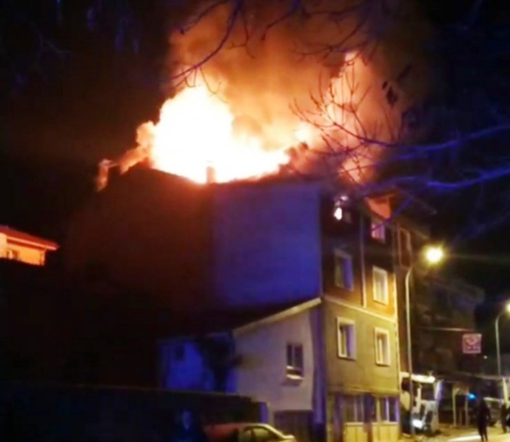 Emet’te 4 katlı binanın çatı katında çıkan yangın korkuttu