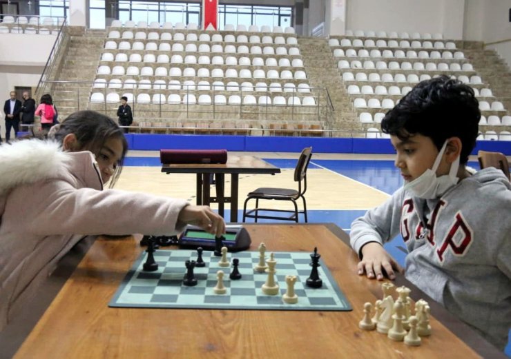 100 sporcu satranç turnuvasında mücadele etti