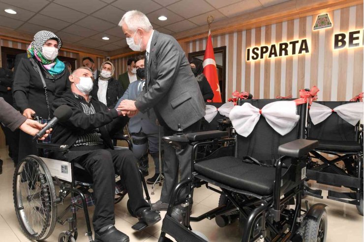 Isprarta Belediyesinden engelli vatandaşlara 80 tekerlekli sandalye hediyesi