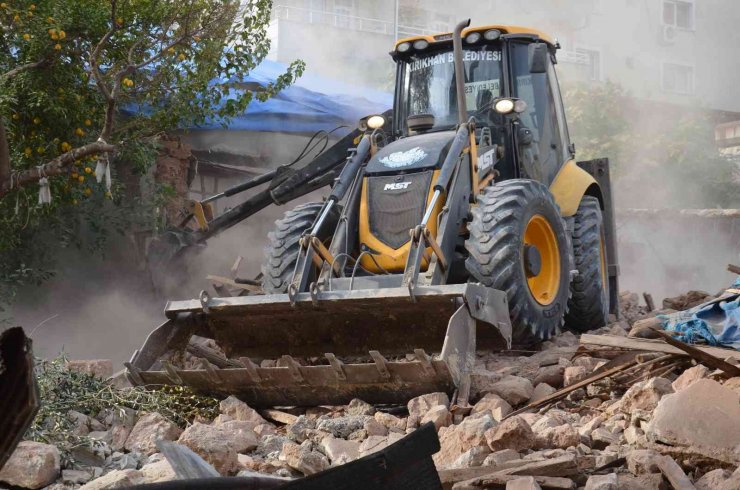 Kırıkhan’da metruk binalar yıkılıyor