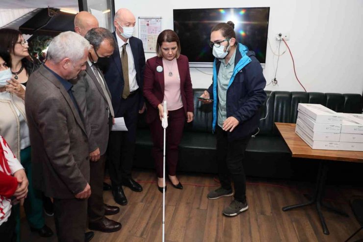 Akıllı bastonlar sayesinde görme engelli vatandaşlar istedikleri yere gidebilecek