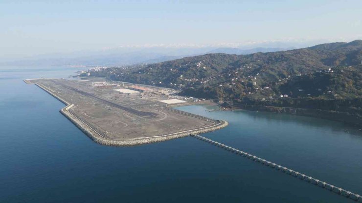 Rize-Artvin Havalimanı’nın deniz dolgusu için planlanan 100 milyon ton dolgunun 99 milyon tonu tamamlandı