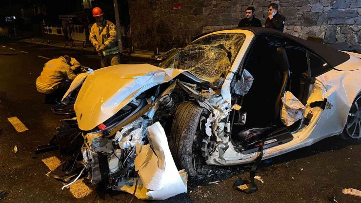 Sarıyer’de lüks araç elektrik direğine çarptı: 2’si ağır 3 yaralı