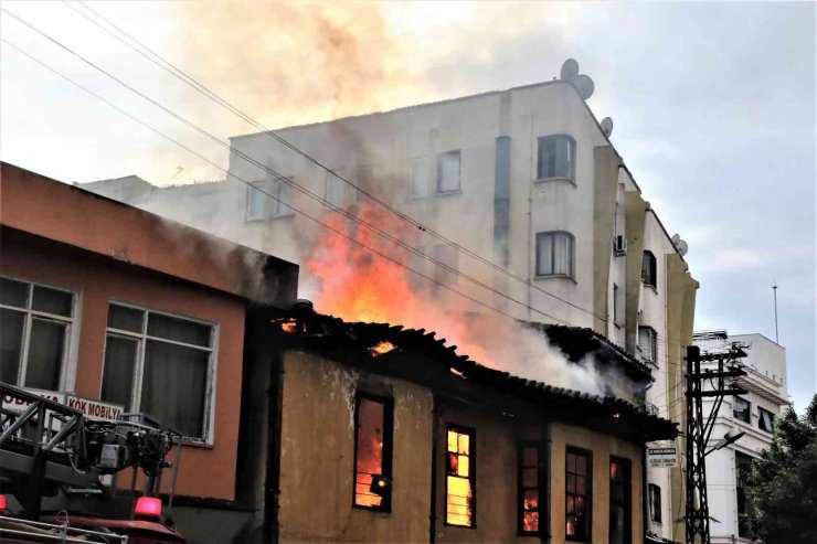 Antalya’da yanan binanın birinci katında mahsur kalan genç kız atlayarak hayata tutundu