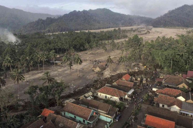 Endonezya’daki yanardağ patlamasında can kaybı 13’e yükseldi