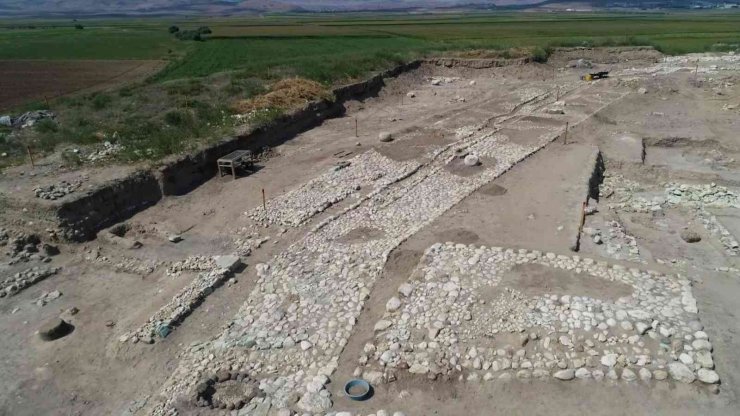 Türkiye ve Kırgızistan’daki bin yıllık mezarlarda aynı gelenek kullanılmış