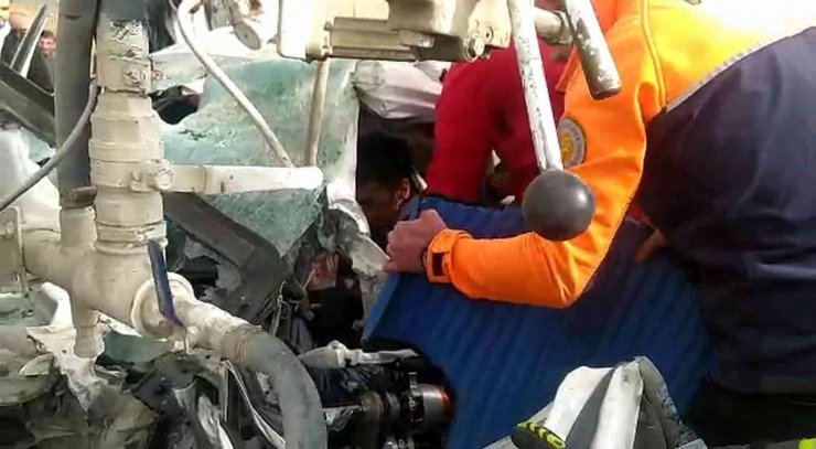 Siirt’te otomobil ile beton mikseri çarpıştı: 2 yaralı
