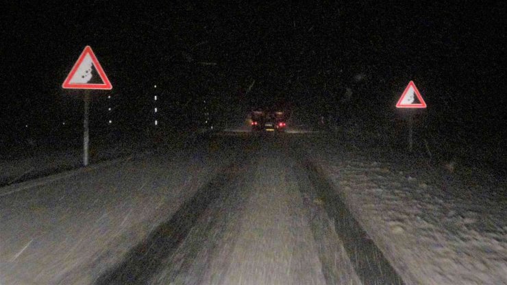 Bingöl-Elazığ karayolunda kar, sağanak ve sis etkili oldu, sürücüler zor anlar yaşadı