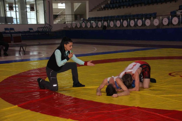 Hakkari’de okullar arası güreş turnuvası düzenlendi