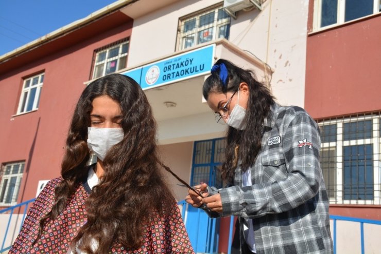 Silopi’de köy okulundaki kızların saç bakımlarını gönüllüler yaptı