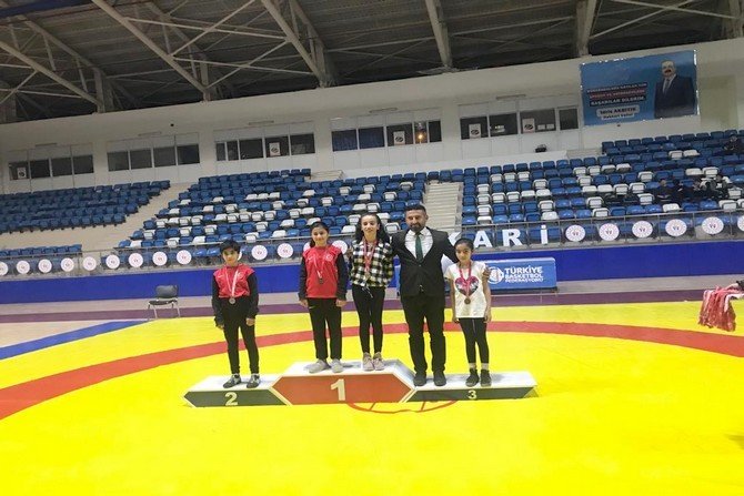 Başkan Arslan güreş turnuvası ödül törenine katıldı
