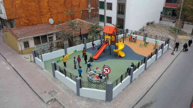 Atıl durumdaki arsaya çocuk parkı yapıldı