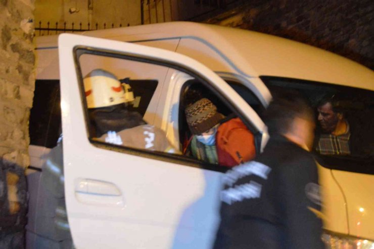 İran’dan İstanbul’a gezmeye geldiler, araçları sokakta sıkıştı