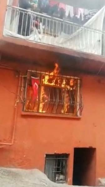 Bursa’da ev alev alev yanarken Türk bayrağının ise alevlerden etkilenmemesi görenleri şaşkına çevirdi