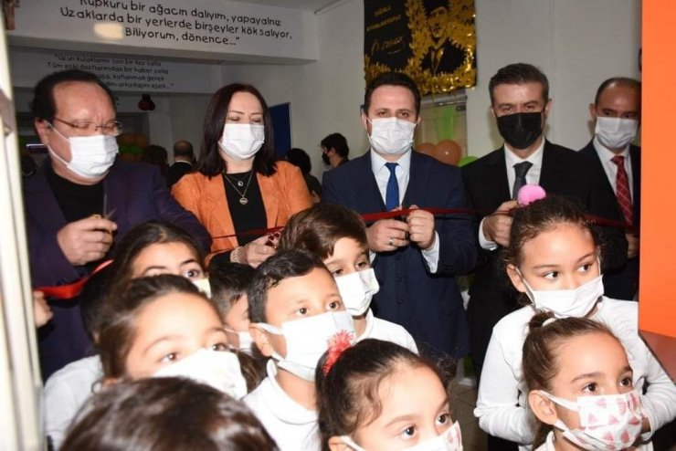 Hayırsever vatandaştan Atatürk İlkokulu’na kütüphane desteği