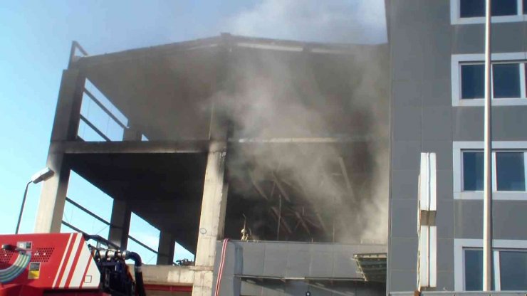Tuzla’da fabrikanın deposu alev alev yandı