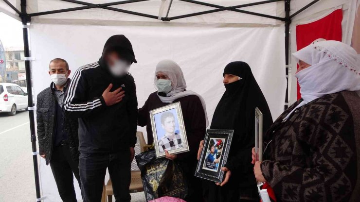 PKK terör örgütünün elinden kaçan gençten evlat nöbetindeki annelere destek