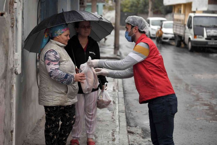 Mersin’de ihtiyaç sahibi vatandaşlara ücretsiz ekmek dağıtılıyor