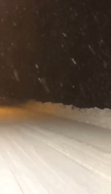 Uludağ’da şiddetini arttıran kar yolların kapanmasına neden oldu