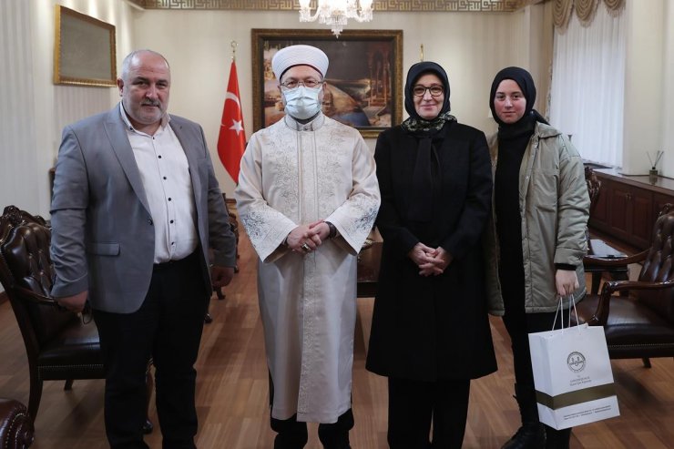 Düzceli sanatçı ödülünü Erbaş’tan aldı