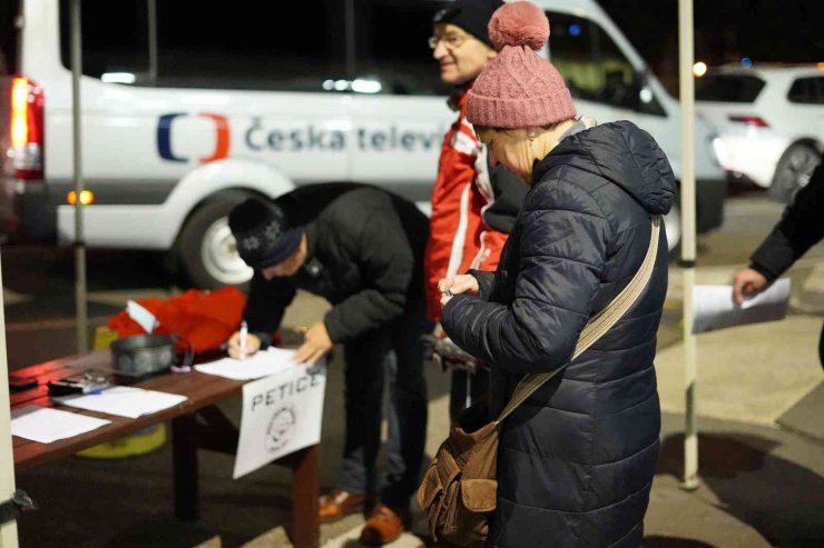 Çekya’da aşı karşıtlarından Çek Devlet Televizyonu önünde protesto