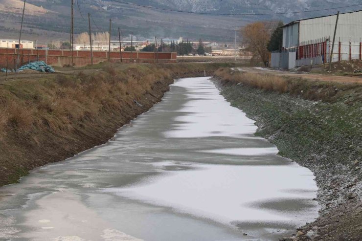 Eskişehir’de soğuk hava sulama kanalını dondurdu