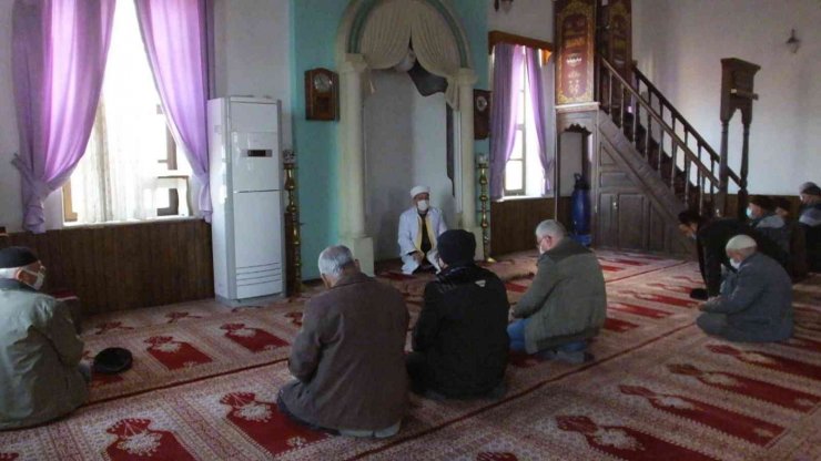 Balıkesir’de altından yol geçen tarihî cami ilgi odağı oldu