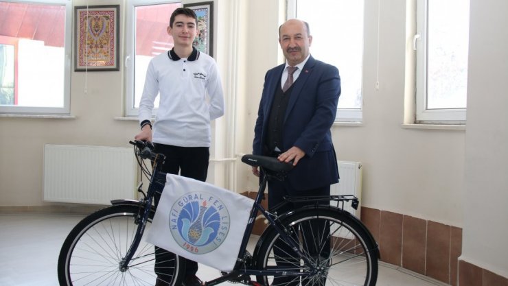 Bilgi Yarışmasında Türkiye ikincisi olan Kütahyalı öğrenciye bisiklet ödülü