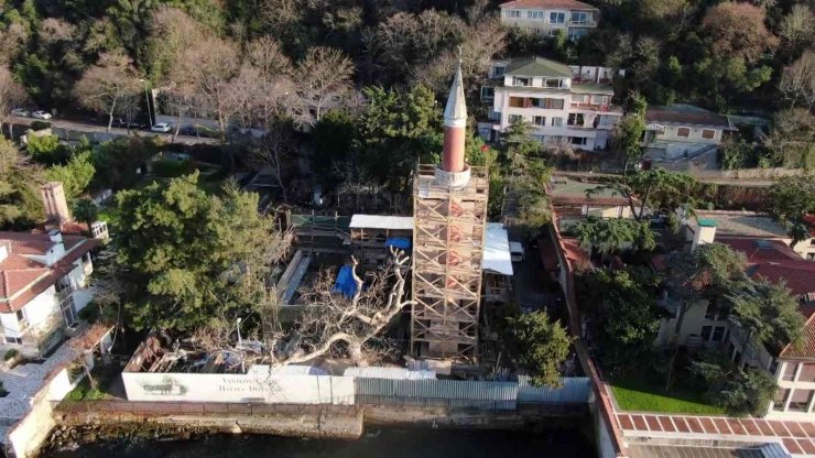 Üsküdar’da yanan tarihi Vaniköy Camii’ndeki restorasyon çalışmaları havadan görüntülendi