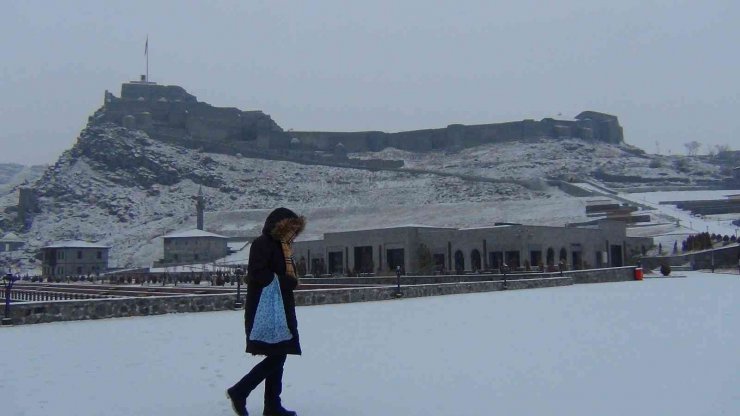 Kars’ta vatandaşların kar mesaisi başladı